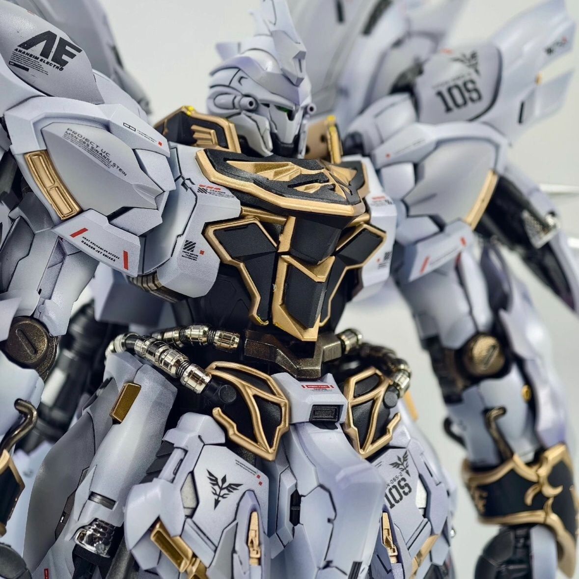 MSN-06S Sinanju White Wolf (Takumi Studio Ver.) 1/100 Scale Model Kit | Comet Technology | 1/100 Preorder